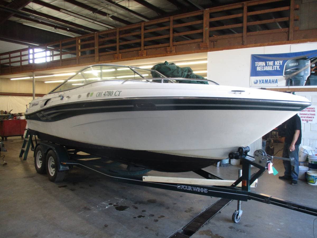 2000 Four Winns 235 Sundowner